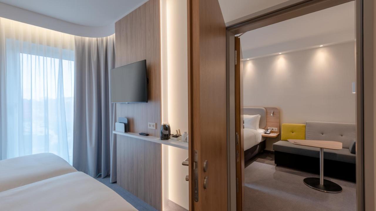 Holiday Inn Express - Munich North By Ihg מראה חיצוני תמונה